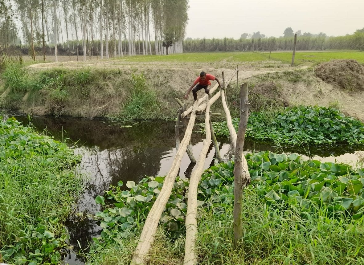 अरे भाई जरा संभलकर: दोघट के रहतना गांव स्थित कृष्ण नदी पर बने बल्ली के पुल से जान जोखिम में डालकर ग? अरे भाई जरा संभलकर: दोघट के रहतना गांव स्थित कृष्ण नदी पर बने बल्ली के पुल से जान जोखिम में डालकर ग?