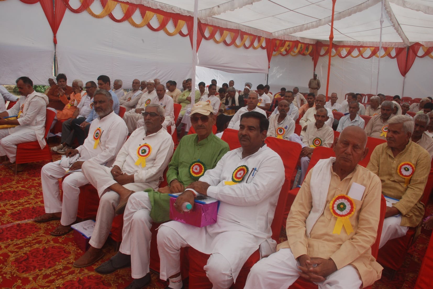बागपत शुगर मिल परिसर में आयोजित वार्षिक साधारण सभा में भाग लेते किसान बागपत शुगर मिल परिसर में आयोजित वार्षिक साधारण सभा में भाग लेते किसान