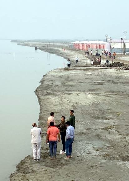 बिजनौर में विदुर कुटी के सामने लगने वाले गंगा स्नान मेले में बनाया गया गंगा घाट।