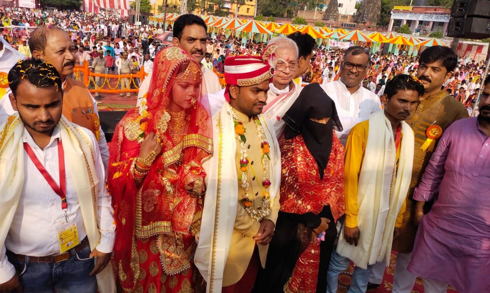 बदलापुर महोत्सव में आयोजित सामूहिक विवाह में शामिल जोड़े को आर्शीवाद देते केरल के राज्यपाल आरिफ