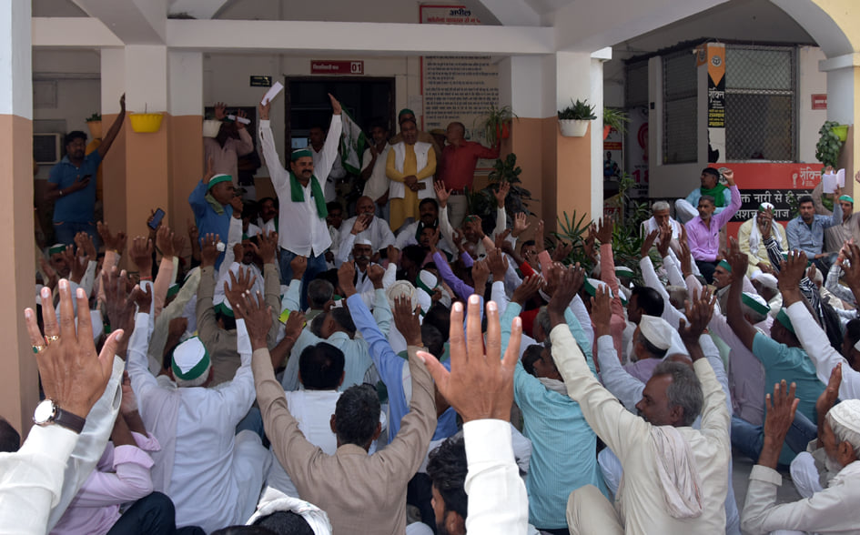 डीएम कार्यालय पर धरना प्रदर्शन करते भाकियू अराजनैतिक के किसान