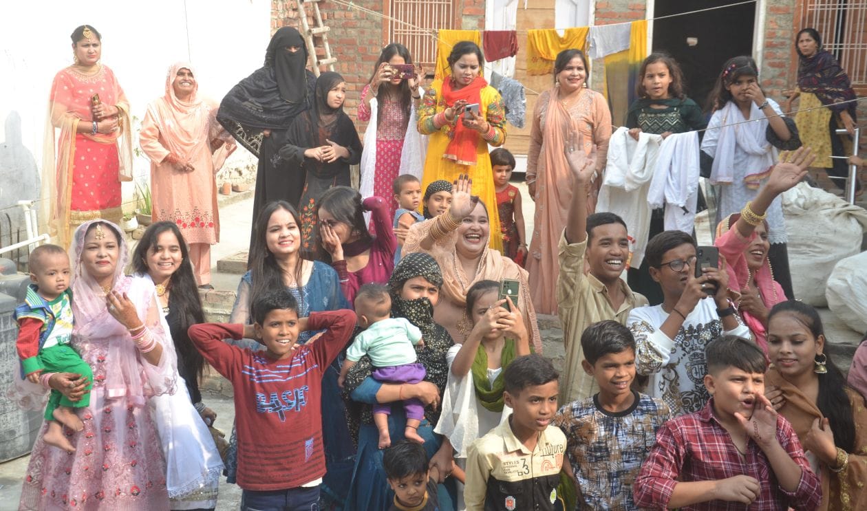 हापुड़। मजीद पूरा में बुशरा के दूल्हे अजीम को छत पर खडे़ होकर देखते रिश्तेदार। संवाद हापुड़। मजीद पूरा में बुशरा के दूल्हे अजीम को छत पर खडे़ होकर देखते रिश्तेदार। संवाद