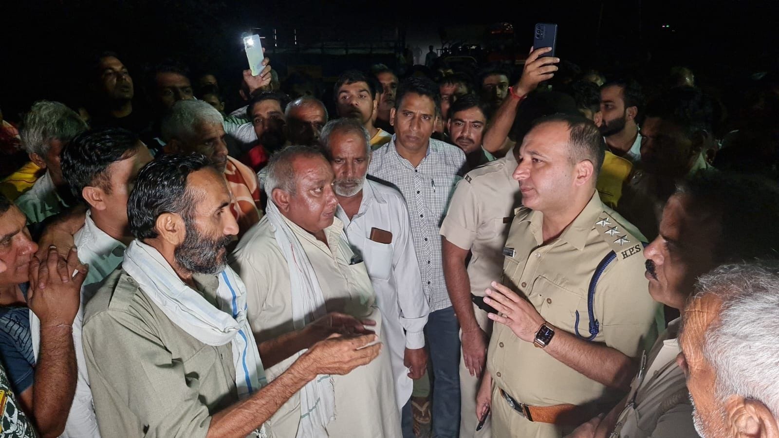 जेई के लापता होने के बाद मुनक में जाम लगाते ग्रामीणों को समझाते डीएसपी। जेई के लापता होने के बाद मुनक में जाम लगाते ग्रामीणों को समझाते डीएसपी।