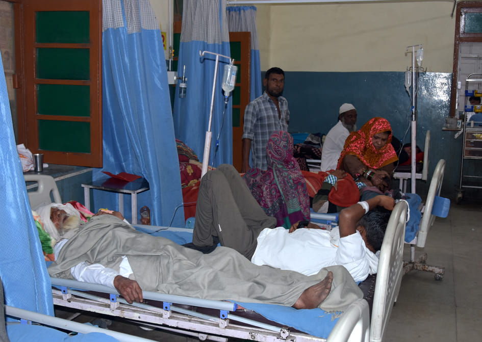 जिला अस्पताल की इमरजेंसी वार्ड में एक बेड पर लेटे दो मरीज जिला अस्पताल की इमरजेंसी वार्ड में एक बेड पर लेटे दो मरीज