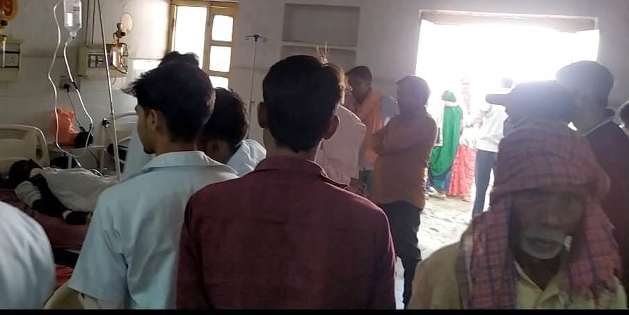 जिला अस्पताल में मरीज की मौत के बाद हंगामा करते परिजन।संवाद जिला अस्पताल में मरीज की मौत के बाद हंगामा करते परिजन।संवाद