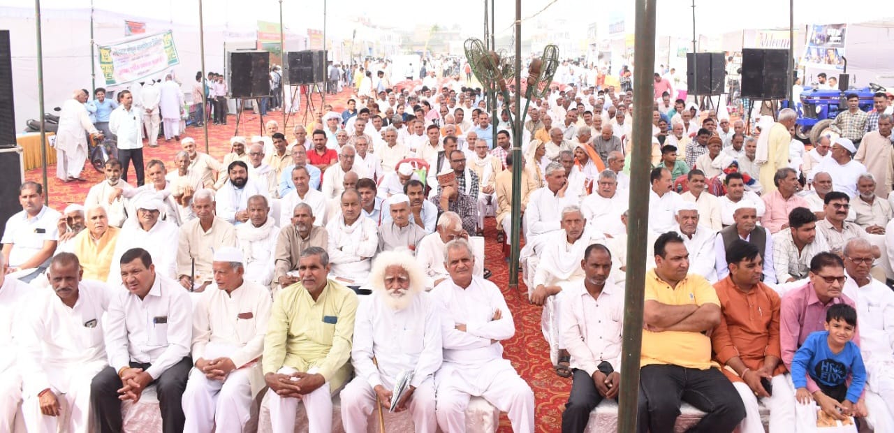 जनता वैदिक कॉलेज के मैदान में आयोजित कृषि मेले में मोजूद लोग