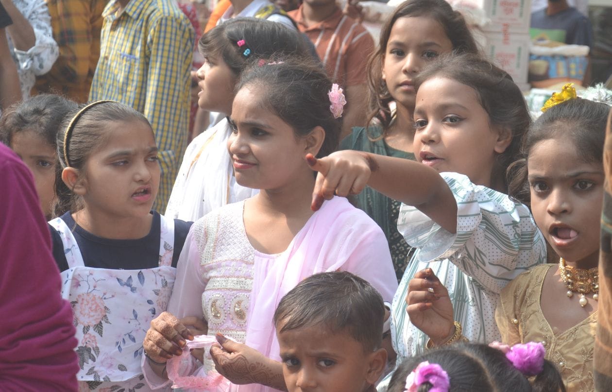 मजीद पूरा में आई बारात को देखती बुशरा की छोटी बहन । संवाद मजीद पूरा में आई बारात को देखती बुशरा की छोटी बहन । संवाद