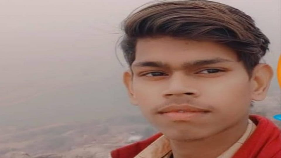 Boyfriend Found Dead In Girlfriend Locality In Jhansi - गोलू ने दी इश्क में जान  या हुई हत्या: प्रेमिका के मोहल्ले में निकली प्रेमी की जान, जेब से मिली जहर  की पुड़िया -