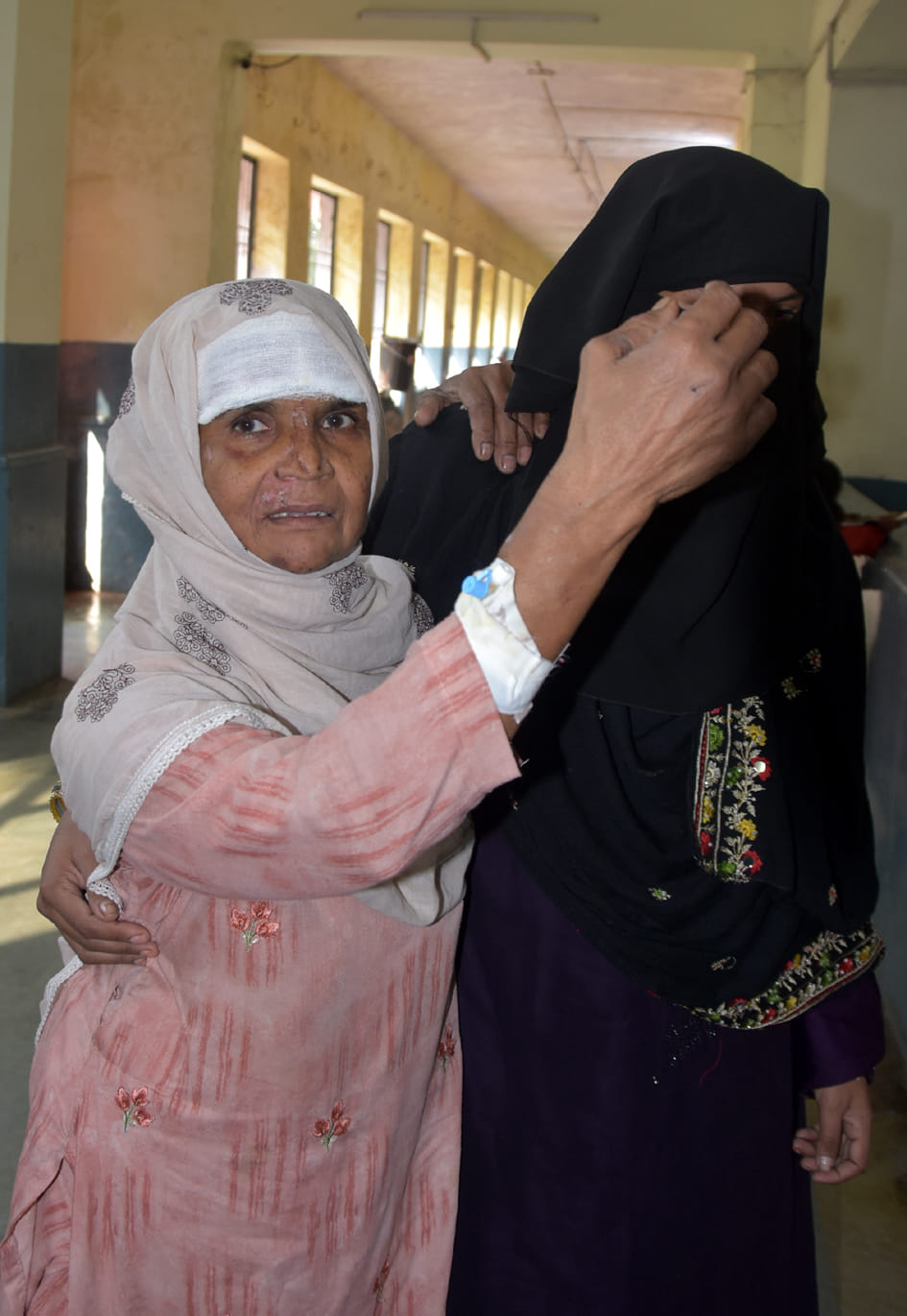 उपचार न मिलने पर बिना डिप उतरवाए जाती महिला शाहिना उपचार न मिलने पर बिना डिप उतरवाए जाती महिला शाहिना