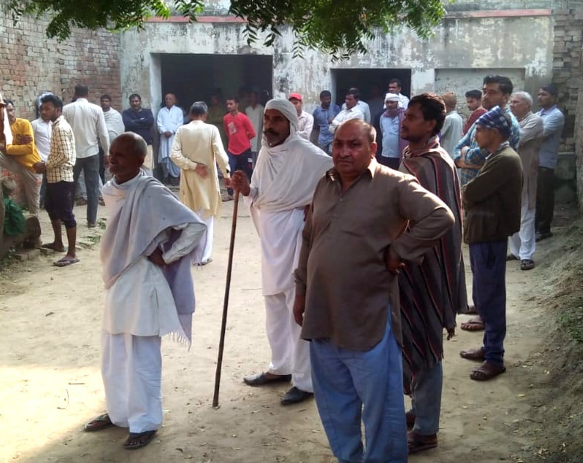 बागपत : रमाला क्षेत्र के सूप गांव में हिस्ट्रीशीटर जितेंद्र की हत्या के बाद मौके पर जमा भीड़। बागपत : रमाला क्षेत्र के सूप गांव में हिस्ट्रीशीटर जितेंद्र की हत्या के बाद मौके पर जमा भीड़।