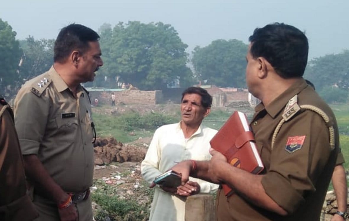 बागपत : सूप गांव में मृतक जितेंद्र के पिता इंद्रपाल से घटना की जानकारी लेते सीओ युवराज सिंह। बागपत : सूप गांव में मृतक जितेंद्र के पिता इंद्रपाल से घटना की जानकारी लेते सीओ युवराज सिंह।