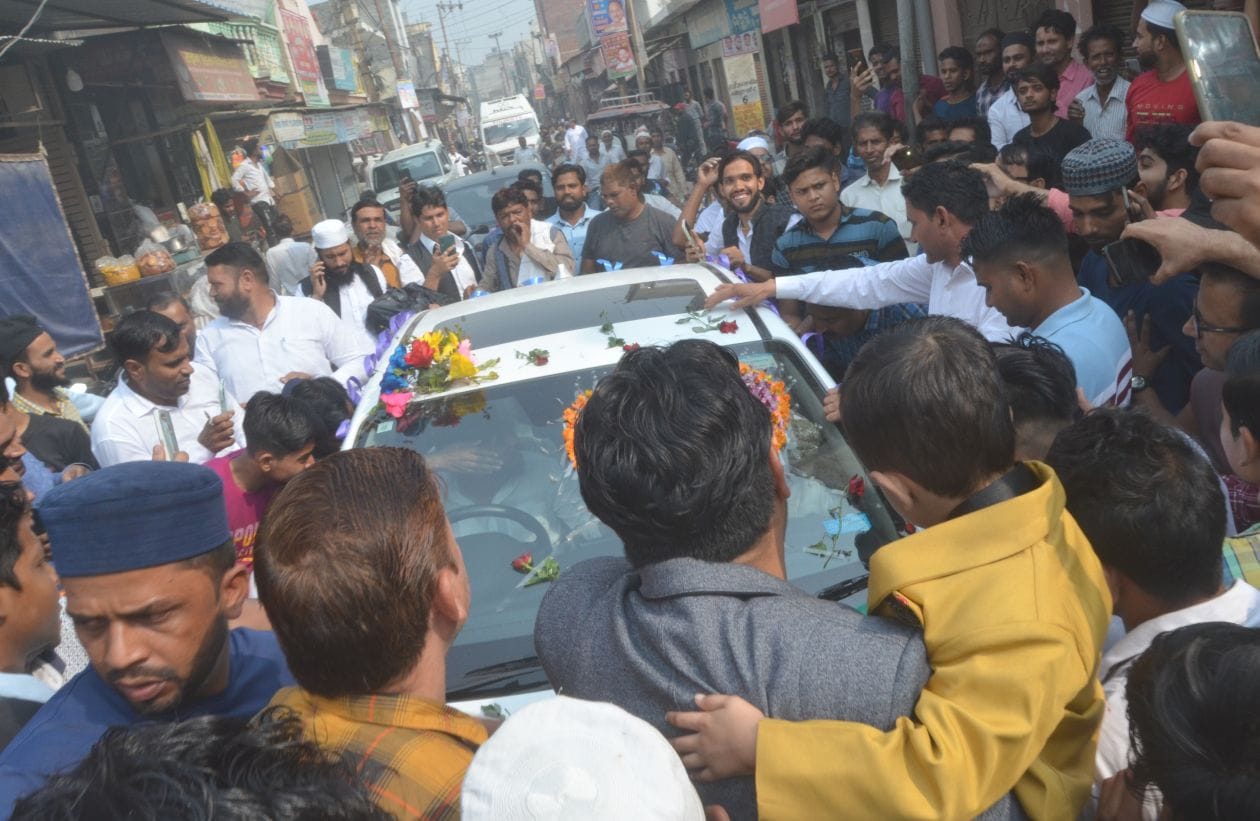 बारात लेकर पहुंचे दूल्हे अजीम की कार के चारों और लगी लोगो की भीड़। संवाद