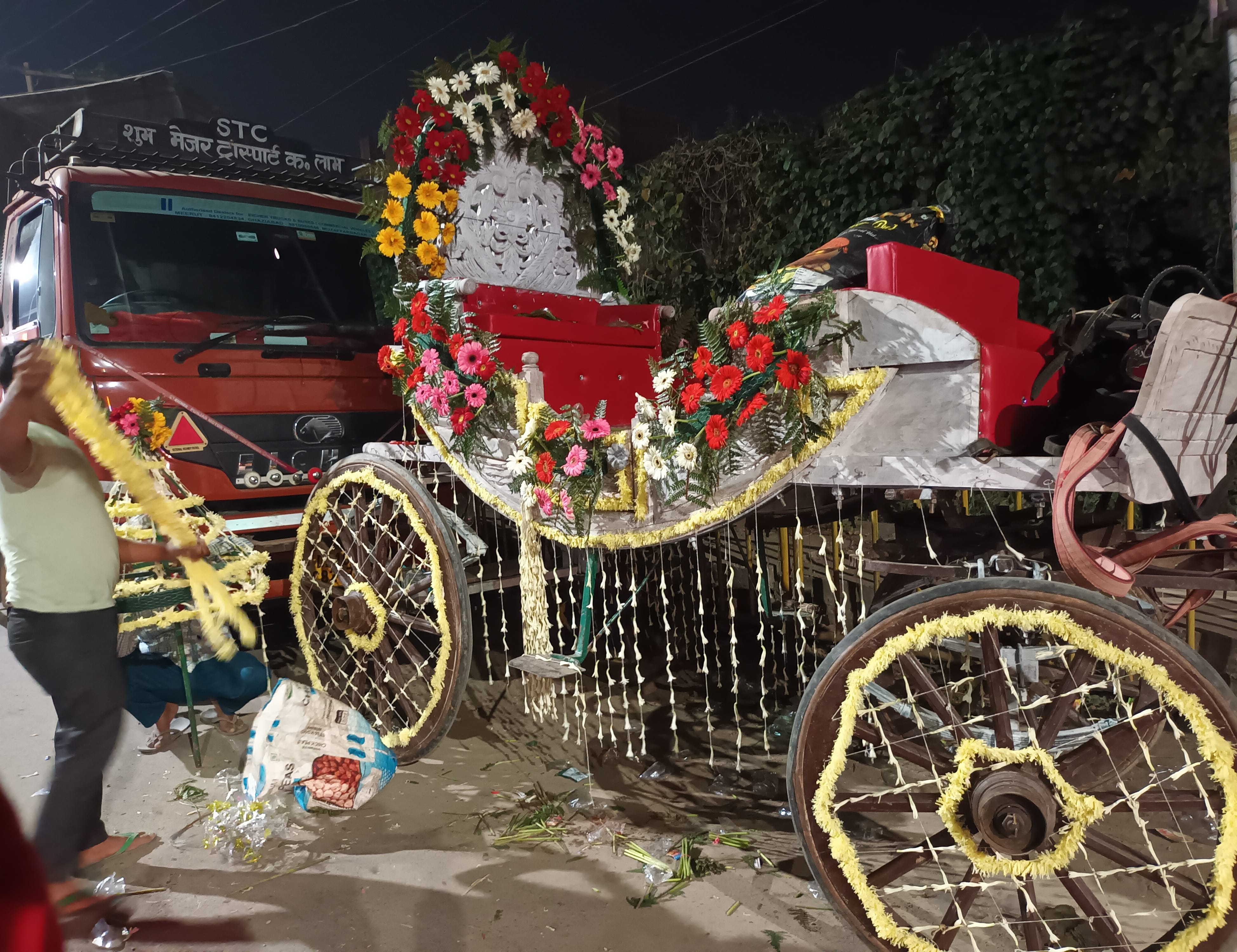 बड़ौत में घोड़ी बग्गी को सजाता युवक