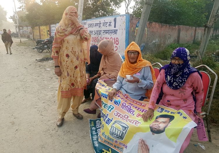 चाय की चुस्की के बीच मतदाताओं को अपने प्रत्याशी के बारे में बताती रहीं महिलाएं चाय की चुस्की के बीच मतदाताओं को अपने प्रत्याशी के बारे में बताती रहीं महिलाएं