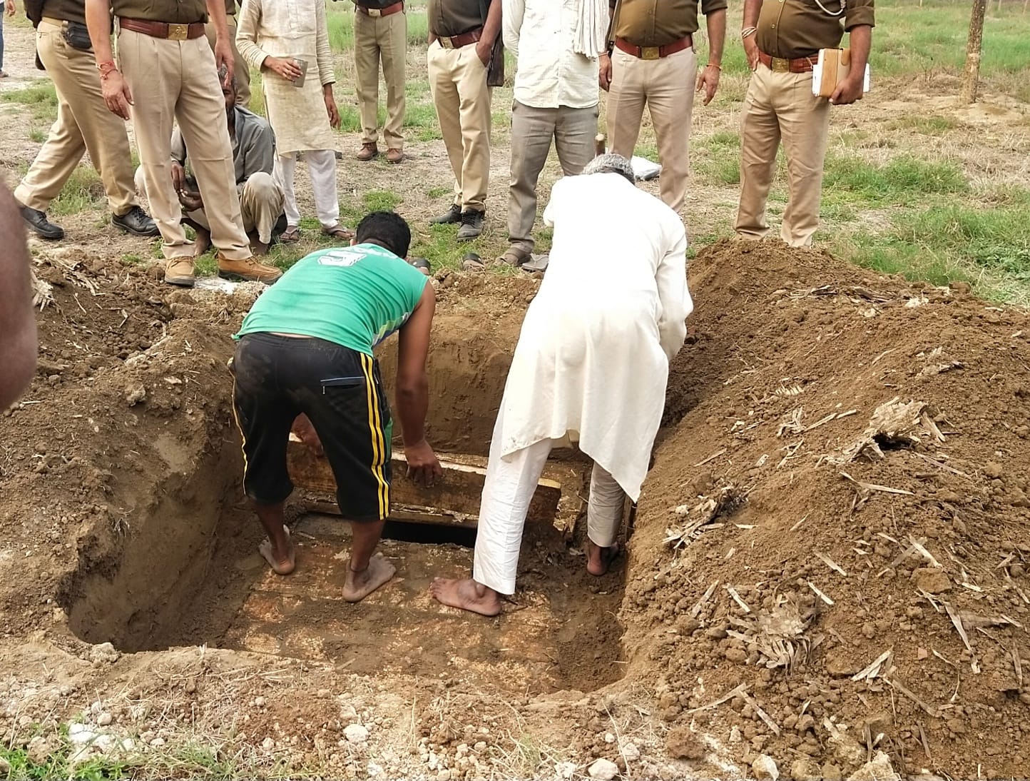 झिंझाना के गांव मंसूरा गांव में कब्र खोदते मजदूर। झिंझाना के गांव मंसूरा गांव में कब्र खोदते मजदूर।