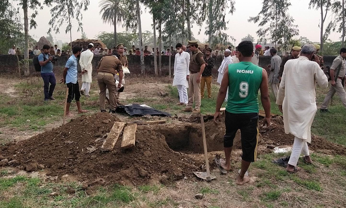 झिंझाना क्षेत्र के गांव मंसूरा में कब्र से शव को निकालने के बाद पीएम के लिए भेजते पुलिस और अधिकार? झिंझाना क्षेत्र के गांव मंसूरा में कब्र से शव को निकालने के बाद पीएम के लिए भेजते पुलिस और अधिकार?