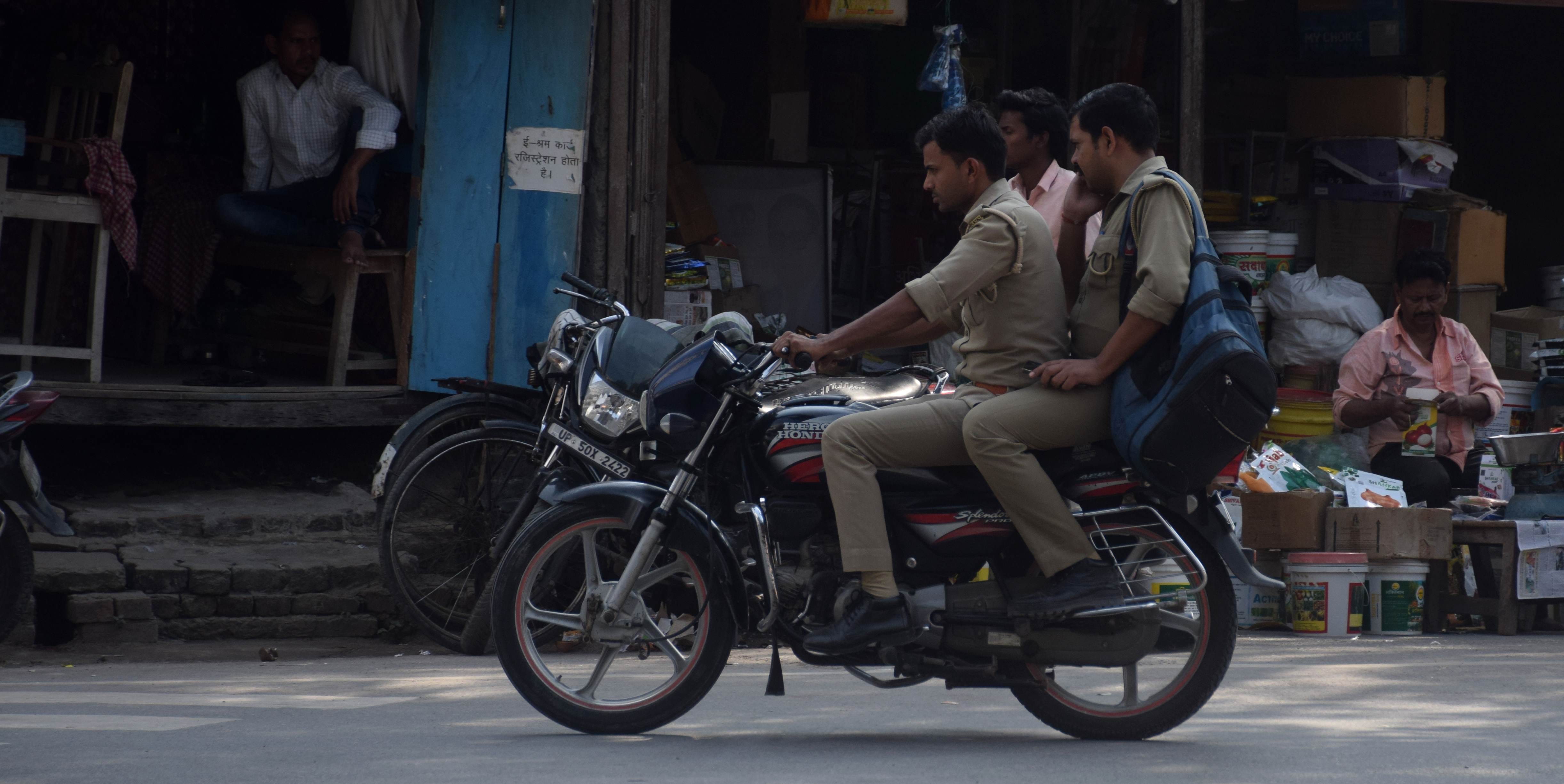 कलेक्ट्रेट चौराहे पर बिना हेलमेट वाहन चलाते पुलिस कर्मी।संवाद।-प्लान खबर की फोटो कलेक्ट्रेट चौराहे पर बिना हेलमेट वाहन चलाते पुलिस कर्मी।संवाद।-प्लान खबर की फोटो