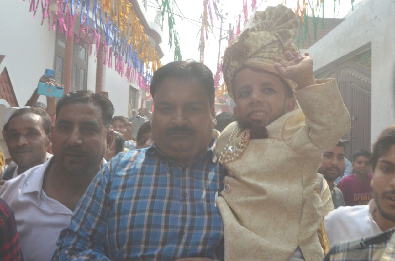 कार से उतरकर लोगो का अभिवादन करते दूल्हा अजीम । संवाद