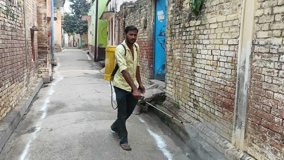 कैराना के डेंगू व टाइफाइड प्रभावित बीनड़ा गांव में एंटी लार्वा का छिड़काव करता कर्मचारी। कैराना के डेंगू व टाइफाइड प्रभावित बीनड़ा गांव में एंटी लार्वा का छिड़काव करता कर्मचारी।