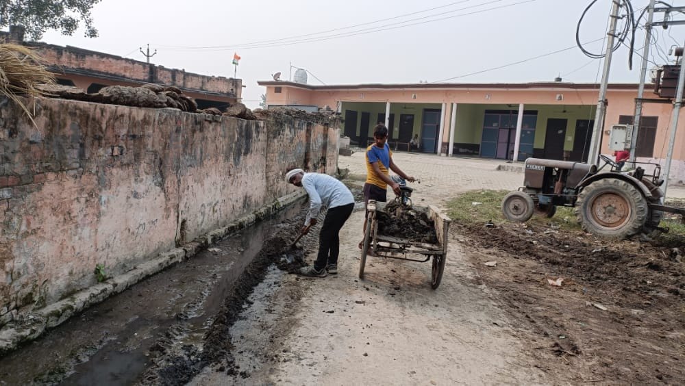 कैराना के डेंगू व टाइफाइड प्रभावित बीनड़ा गांव में सफाई करते कर्मचारी। कैराना के डेंगू व टाइफाइड प्रभावित बीनड़ा गांव में सफाई करते कर्मचारी।