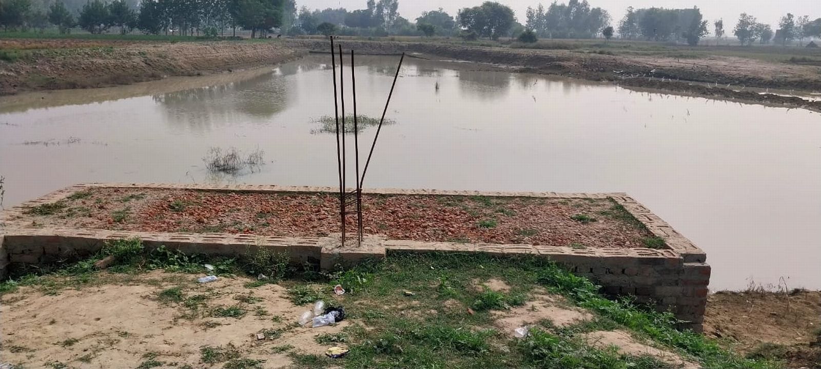 लाही फरीदपुर गांव में अधूरा पड़ा अमृत सरोवर का काम। संवाद