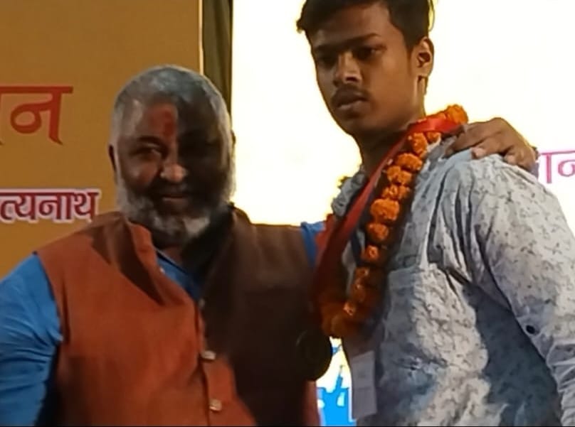 लखनऊ में आयोजित कार्यक्रम के दौरान इंटरमीडिएट के टॉपर रीतेश जायसवाल को दुलारते मंत्री दयाशंकर स लखनऊ में आयोजित कार्यक्रम के दौरान इंटरमीडिएट के टॉपर रीतेश जायसवाल को दुलारते मंत्री दयाशंकर स