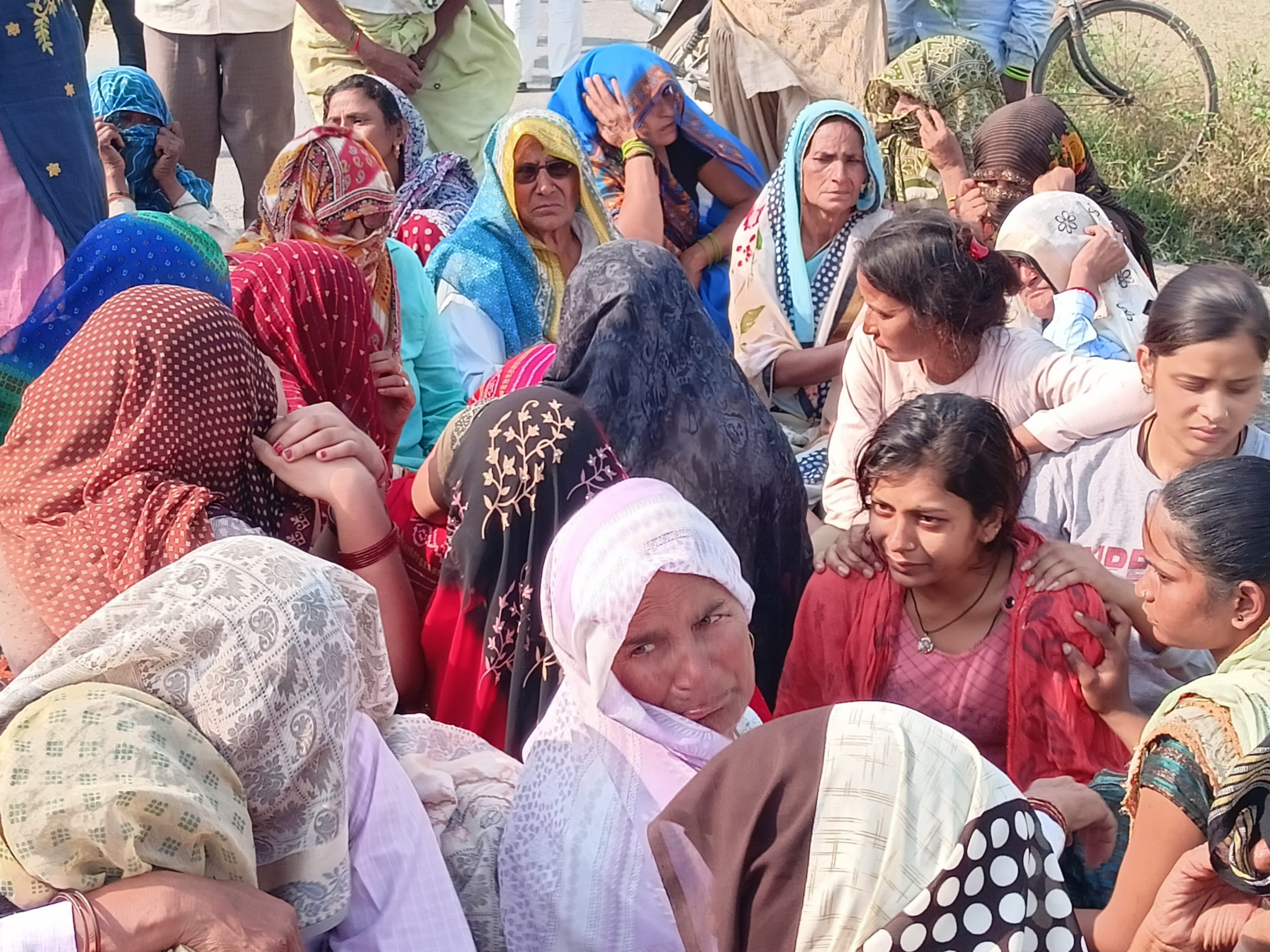 महिला की मौत पर रोती-बिलखतीं महिलाएं व मृतका की बेटी। संवाद महिला की मौत पर रोती-बिलखतीं महिलाएं व मृतका की बेटी। संवाद