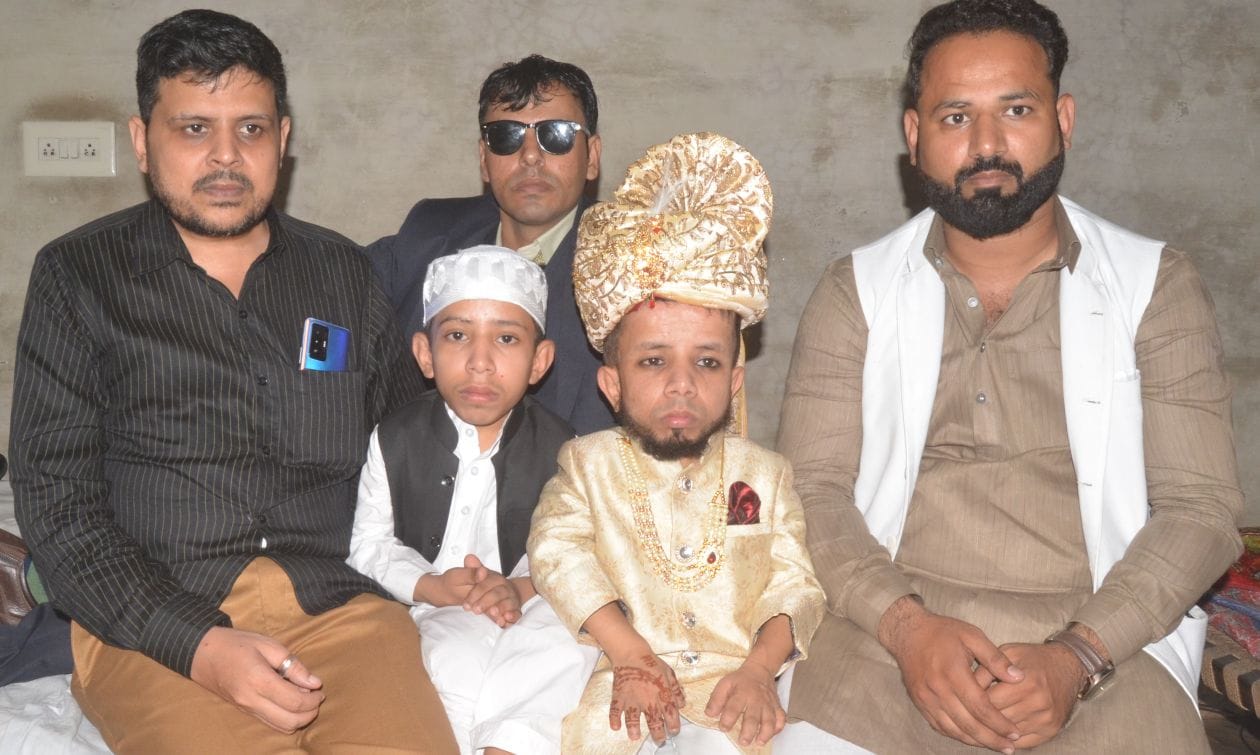 मोहल्ला मजीदपुरा में शादी के दौरान अपने भाई के साथ बैठ दुल्हा अजीम। संवाद