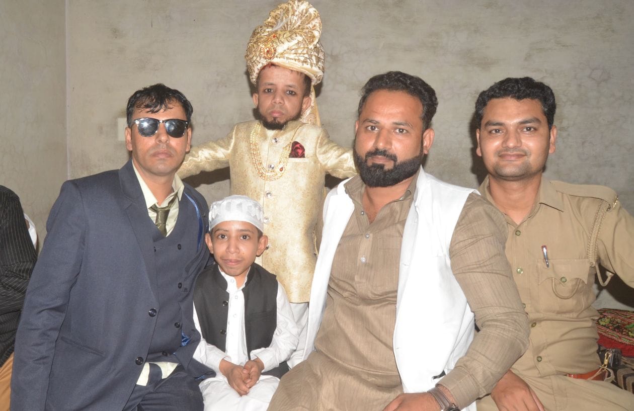 मोहल्ला मजीदपुरा में शादी के दौरान दुल्हे अजीम की सुरक्षा में तैनात पुलिस कर्मी। संवाद
