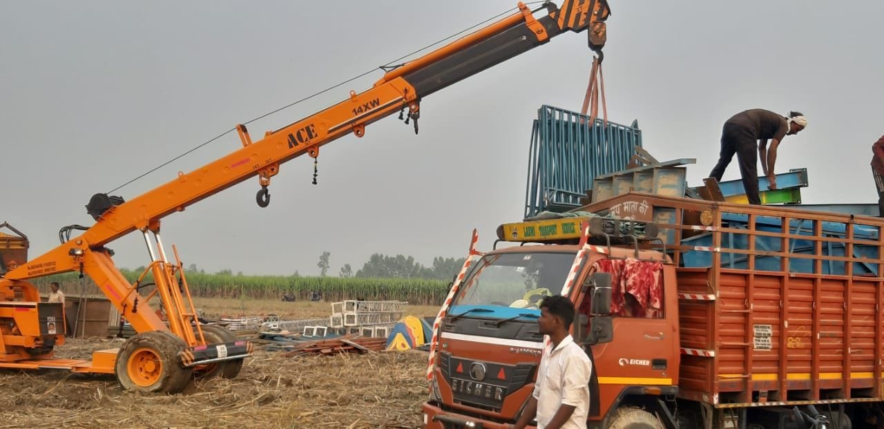 मेला ककोड़ा में ट्रक से उतारा जा रहा खेल-तमाशों का सामान। संवाद