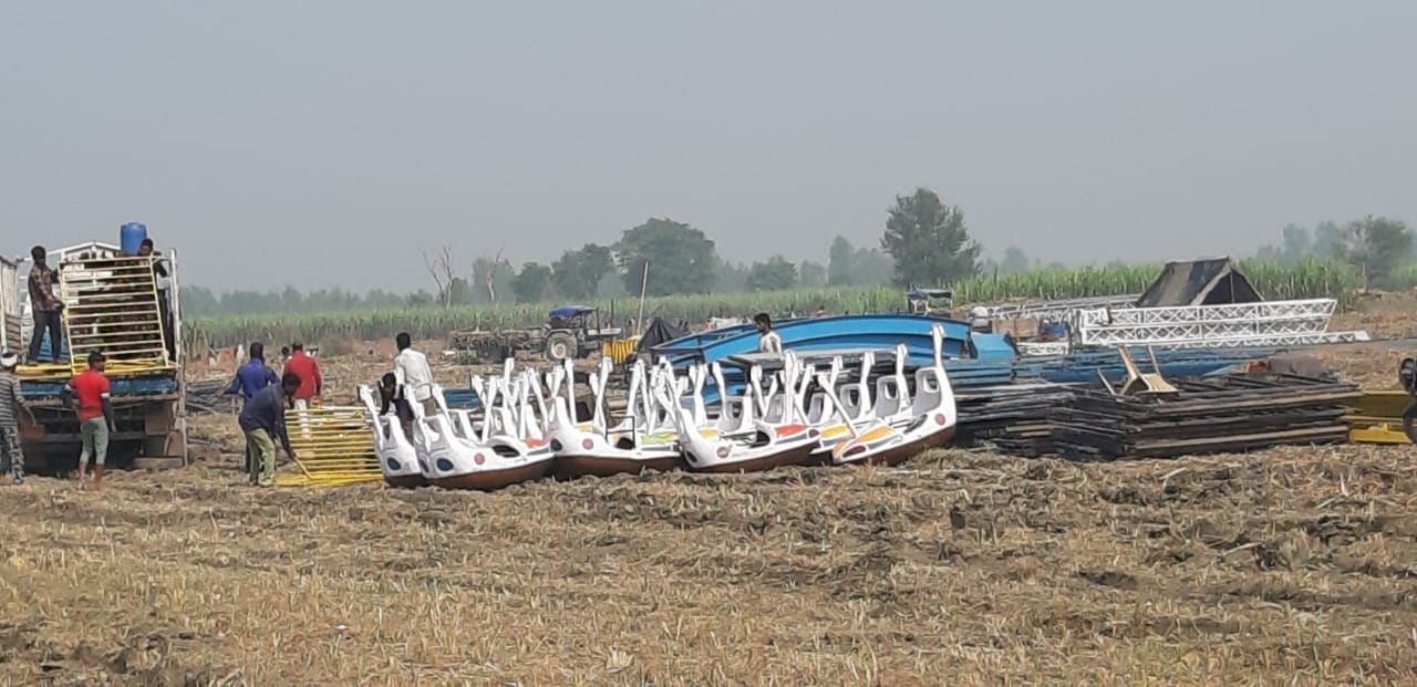 मिनी कुंभ स्थल पर पहुंचा झूले का सामान। संवाद
