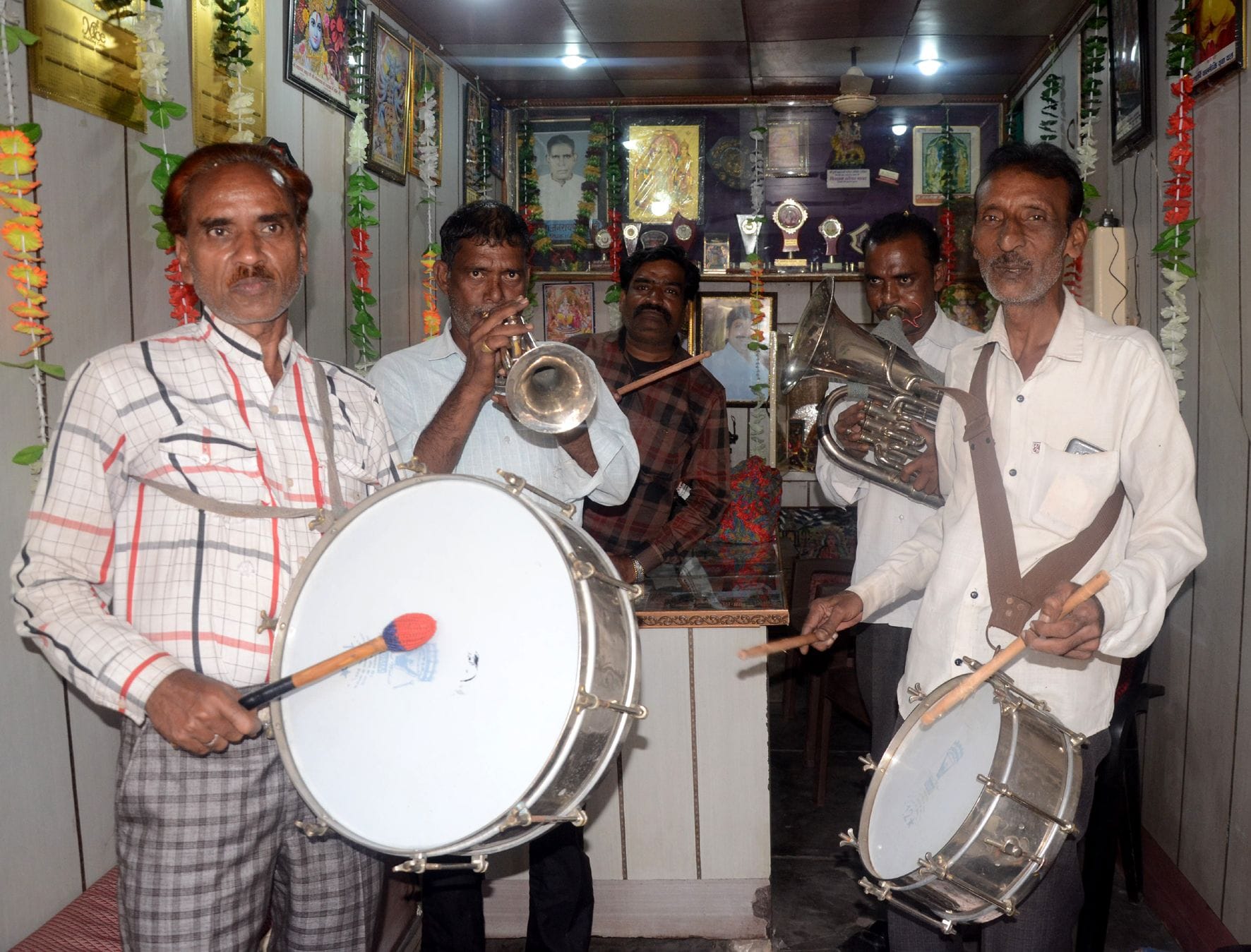 मदारगेट स्थित मां दुर्गे बैंड के यहां रिहर्सल करते कर्मचारी। मदारगेट स्थित मां दुर्गे बैंड के यहां रिहर्सल करते कर्मचारी।