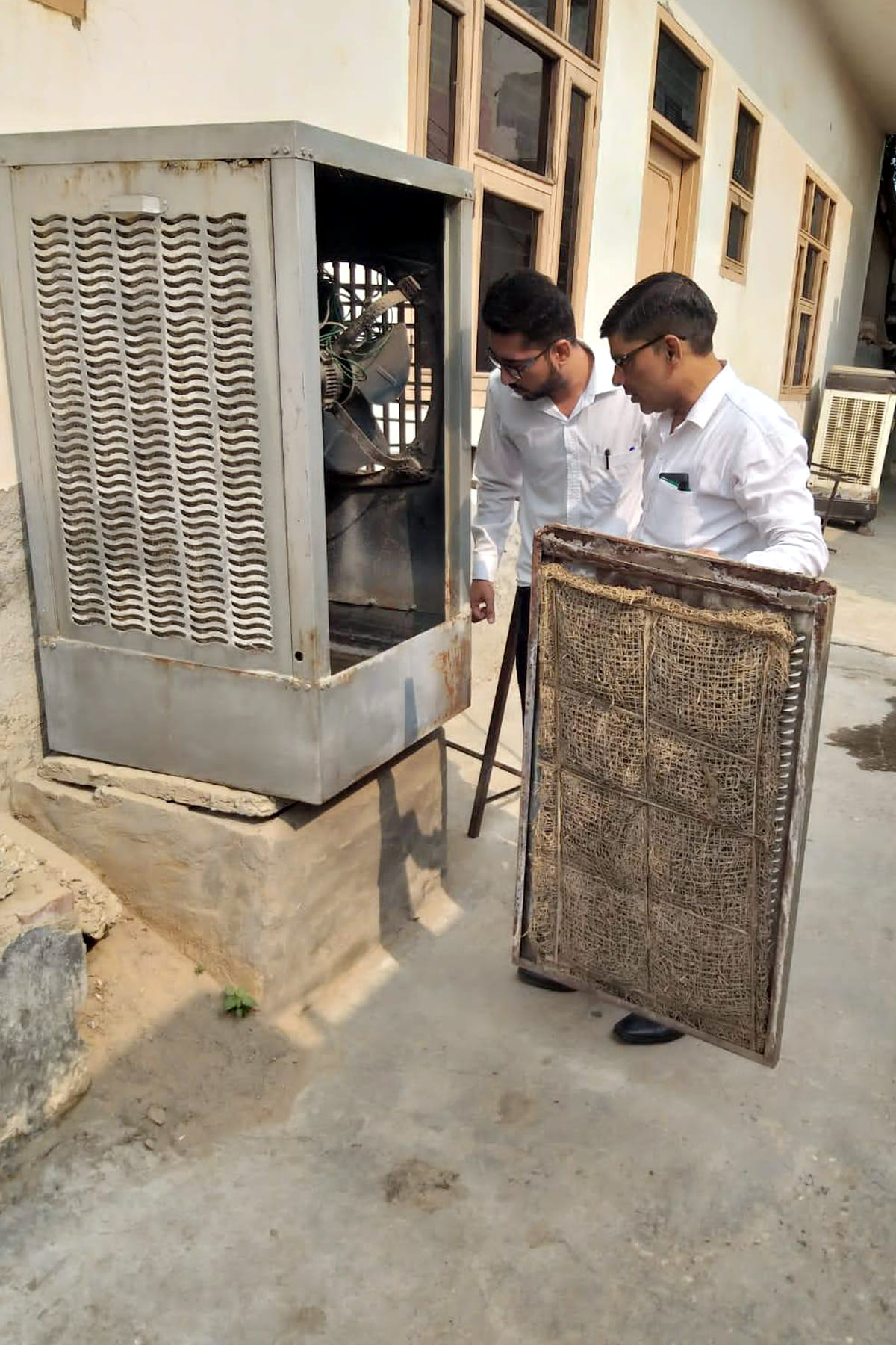 सेक्टर पांच में एक घर में कूलर में लारवा की जांच करते कर्मचारी। संवाद सेक्टर पांच में एक घर में कूलर में लारवा की जांच करते कर्मचारी। संवाद