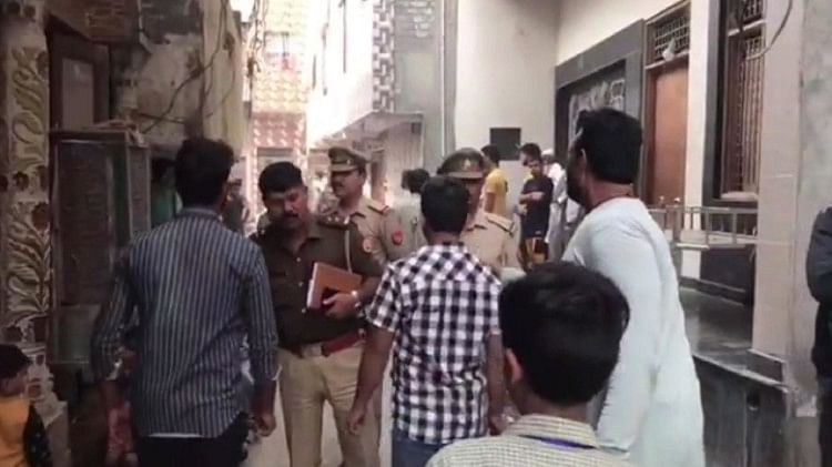 जांच करने पहुंची पुलिस