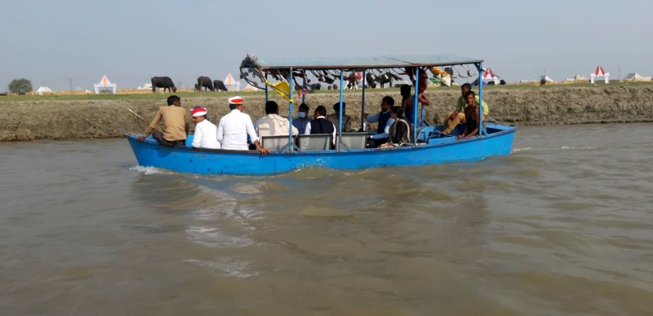 अधिकारियों के साथ गंगा का मोटर वोट से जायजा लेतीं डीएम दीपा रंजन। संवाद