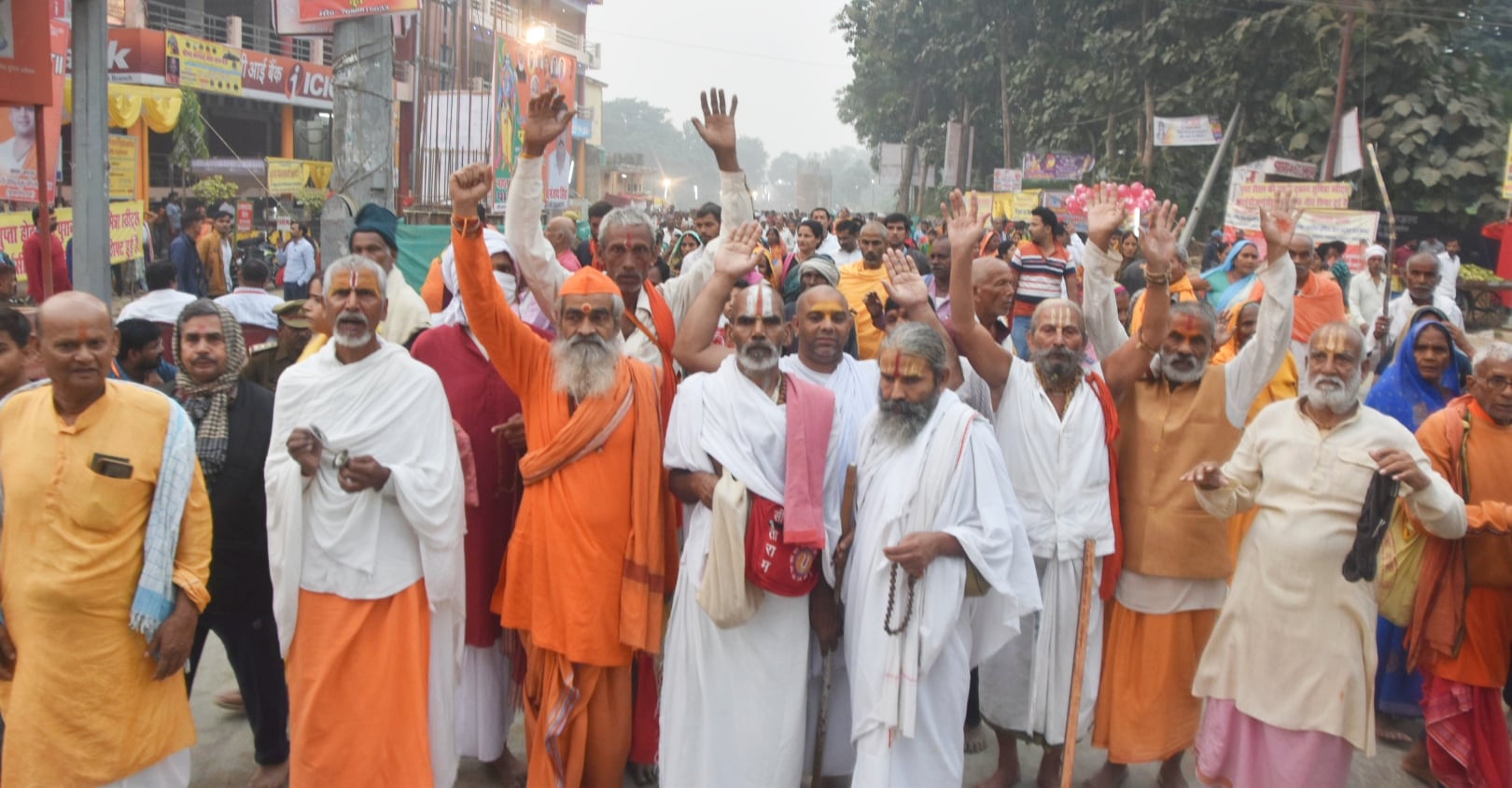 अयोध्या में शुक्रवार को पंचकोसी परिक्रमा करते संत -महंत व भक्त।