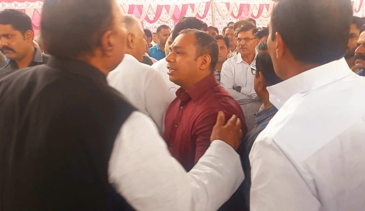 बागपत शुगर मिल में रालोद के पूर्व जिलाध्यक्ष जगपाल सिंह तेवतिया और पूर्व विधायक साहब सिंह के बीच 