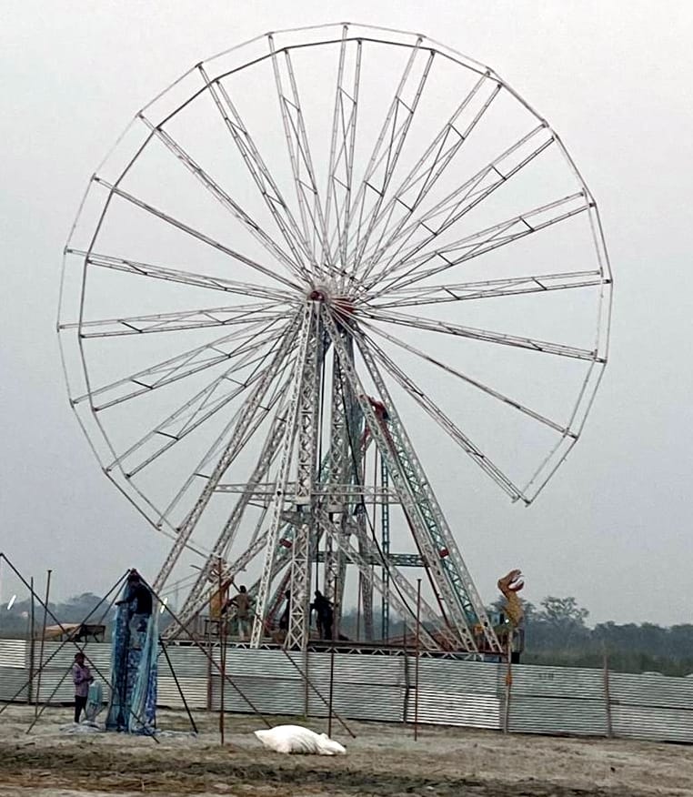 बिजनौर में विदुर कुटी के सामने लगने वाले गंगा स्नान मेले में लगने लगे झूले। बिजनौर में विदुर कुटी के सामने लगने वाले गंगा स्नान मेले में लगने लगे झूले।