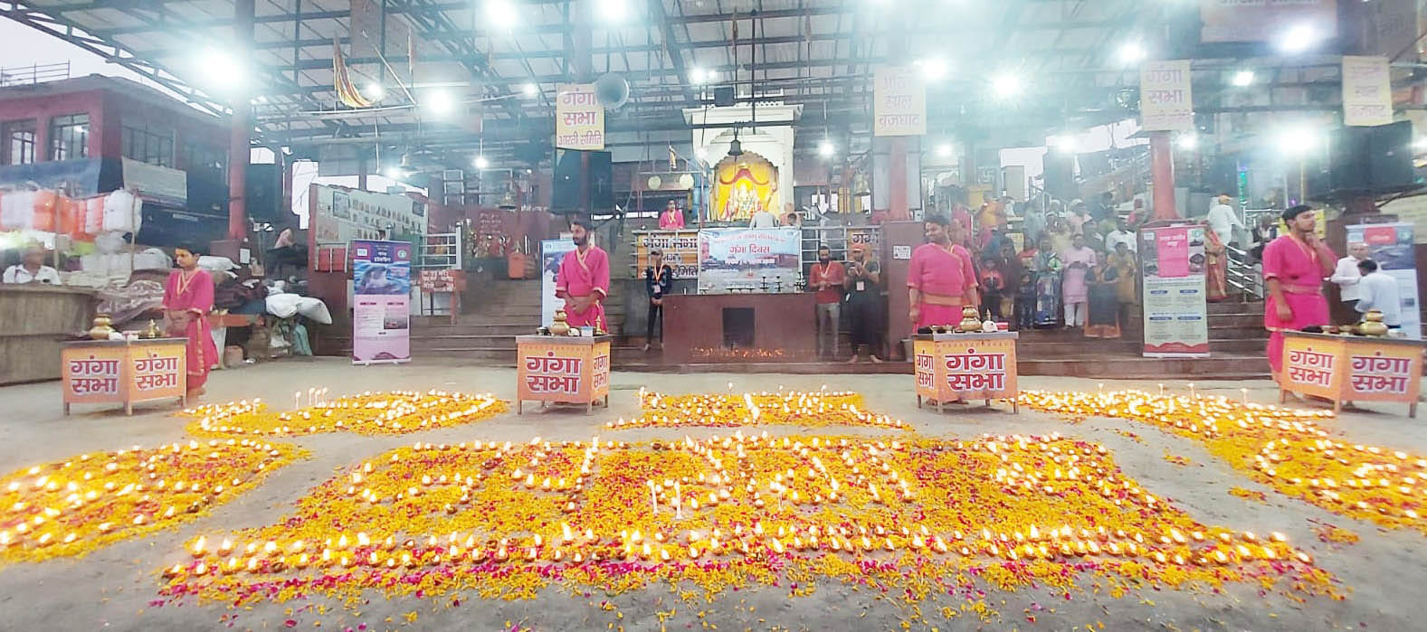 ब्रजघाट में गंगा दिवस पर 2100 दीए जलाकर गंगा तट रोशन किया।