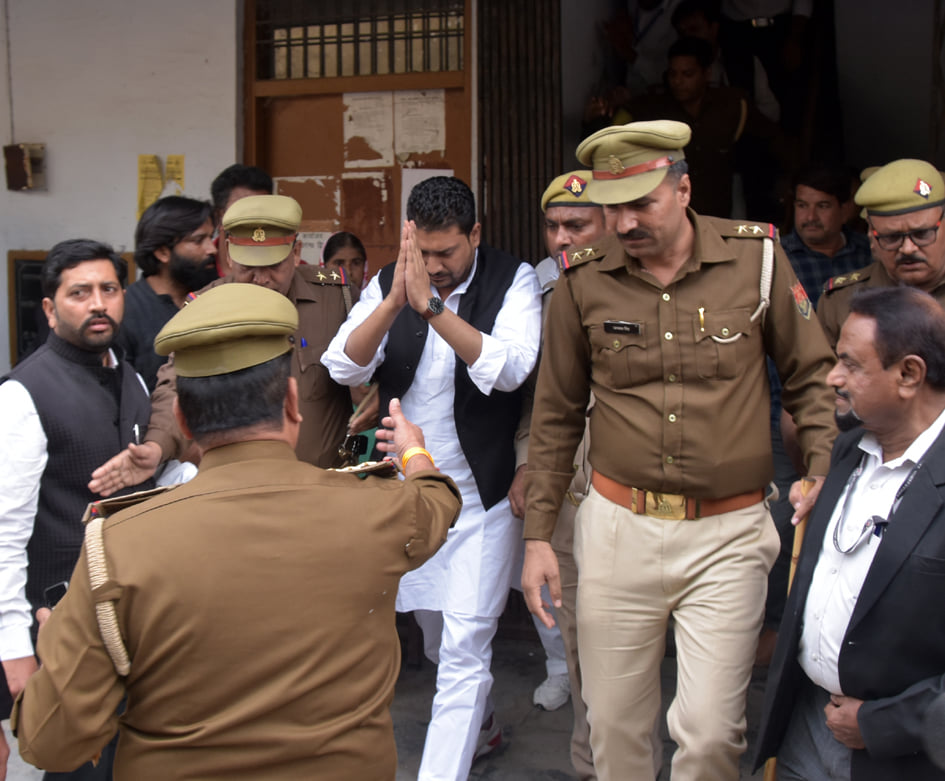 चित्रकुट जेल से सहारनपुर कोर्ट में पेश होने के बाद लौटते कैराना के सपा विधायक नाहिद हसन कार्यकर्?