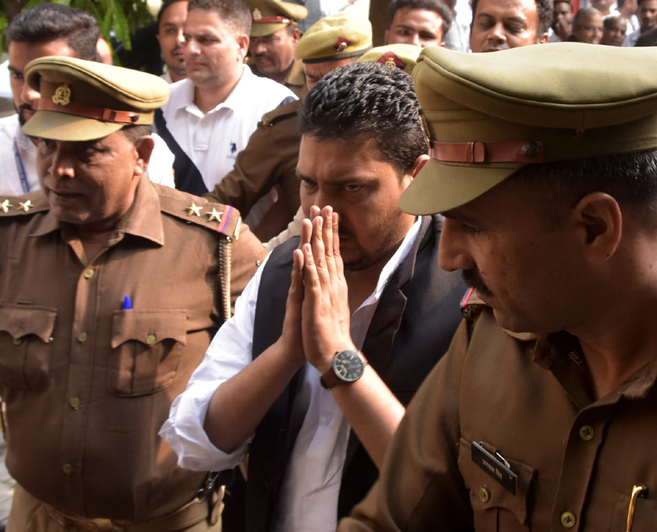 चित्रकुट जेल से सहारनपुर कोर्ट में पेश होने के बाद लौटते कैराना के सपा विधायक नाहिद हसन कार्यकर्?