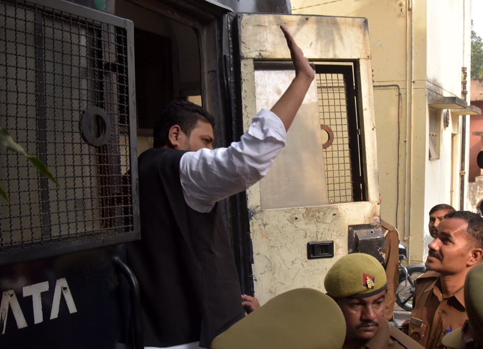 चित्रकुट जेल से सहारनपुर कोर्ट में पेश होने के बाद लौटते कैराना के सपा विधायक नाहिद हसन कार्यकर्?