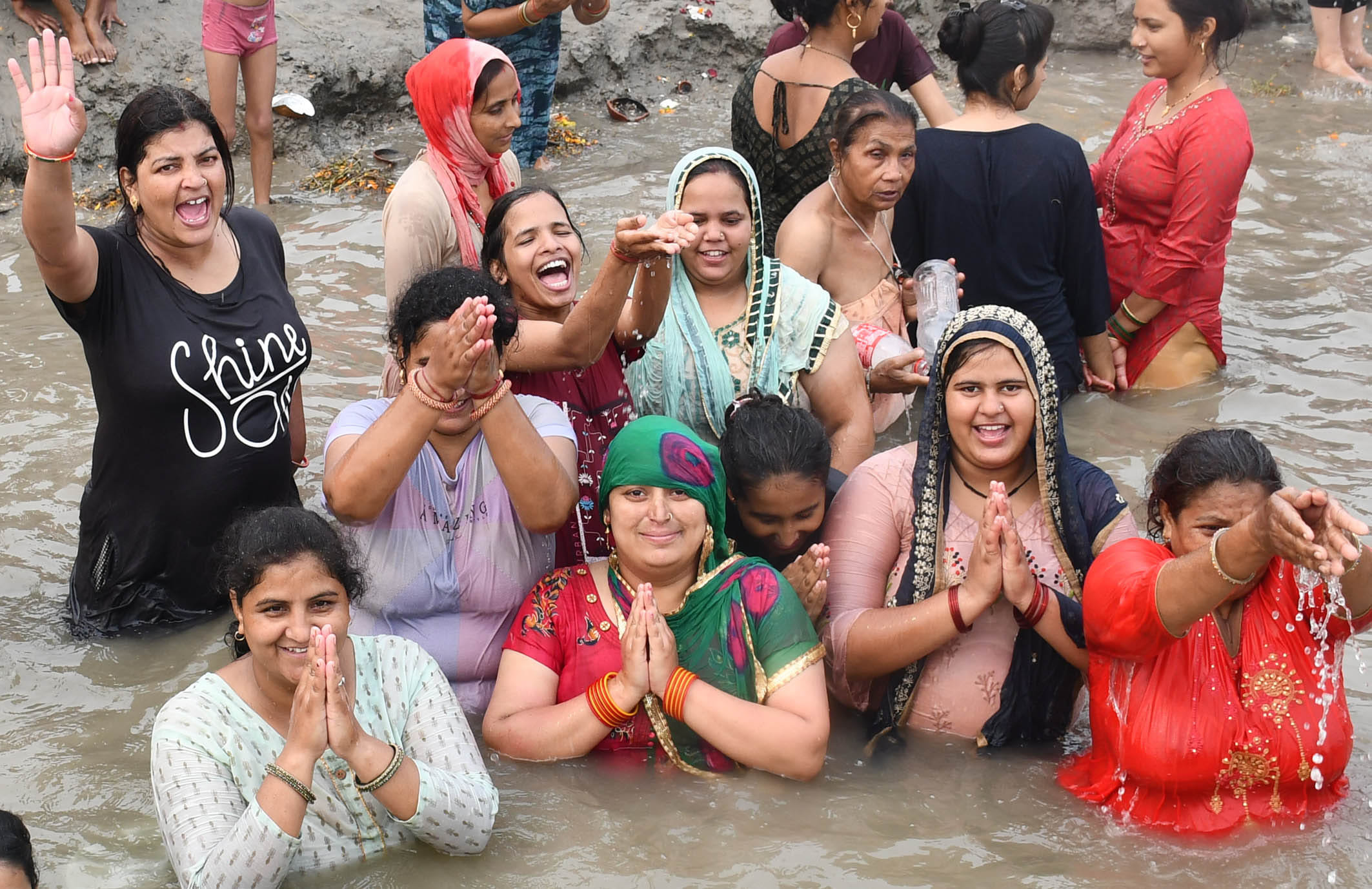 गंगा स्नान के दौरान जयघोष लगाते श्रद्धालु। गंगा स्नान के दौरान जयघोष लगाते श्रद्धालु।