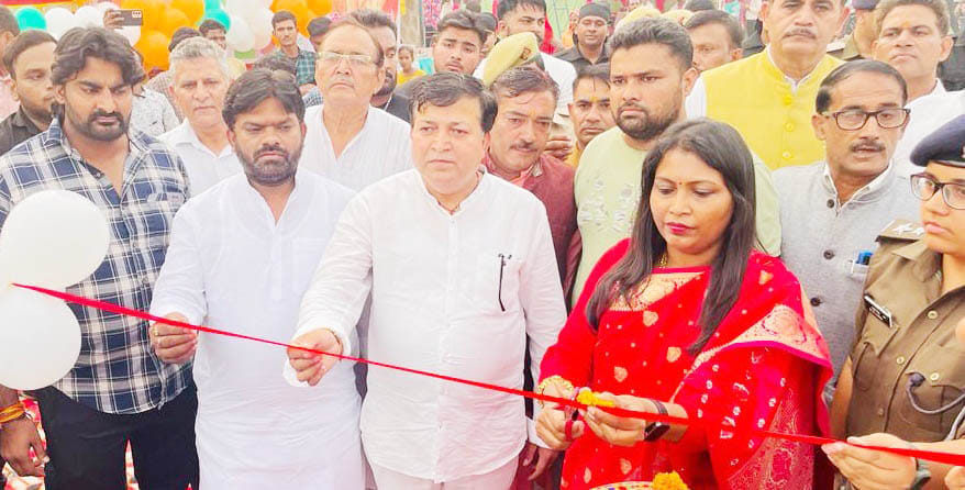 गढ़ गंगा मेला का उद्घाटन करतीं मंडलायुक्त एवं अन्य अधिकारी।