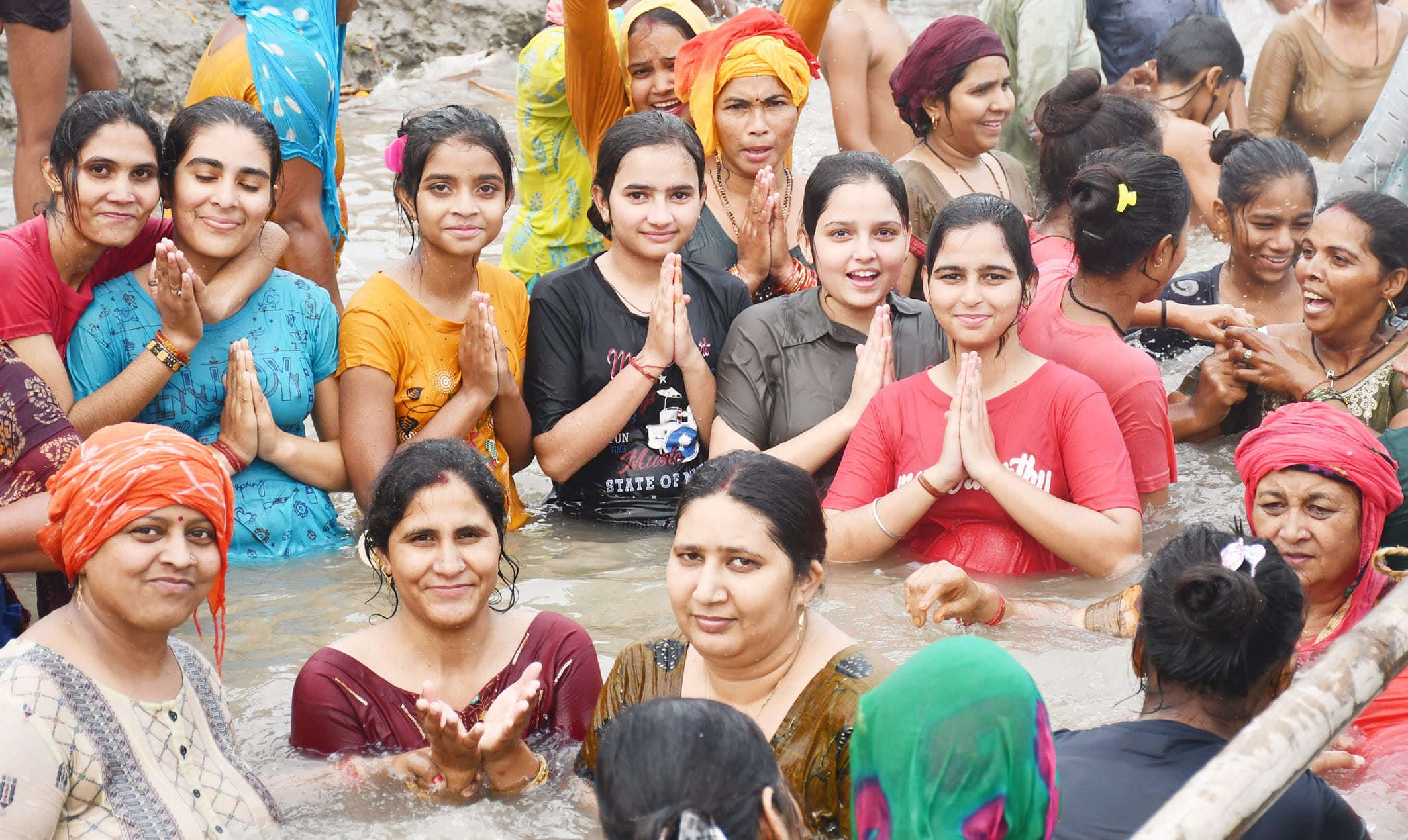 गढ़ कार्तिक मेले में गंगा स्नान करते श्रद्धालु। गढ़ कार्तिक मेले में गंगा स्नान करते श्रद्धालु।