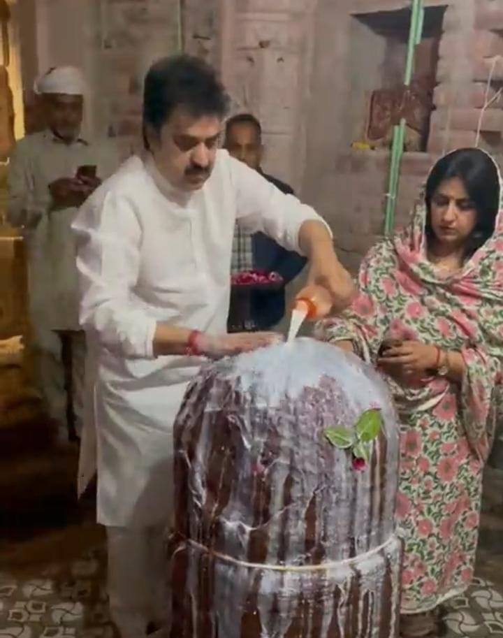 गांव सीसवाल स्थित मंदिर में शिवलिंग पर दूध चढ़ाते कुलदीप बिश्नोई व रेणुका बिश्नोई। गांव सीसवाल स्थित मंदिर में शिवलिंग पर दूध चढ़ाते कुलदीप बिश्नोई व रेणुका बिश्नोई।