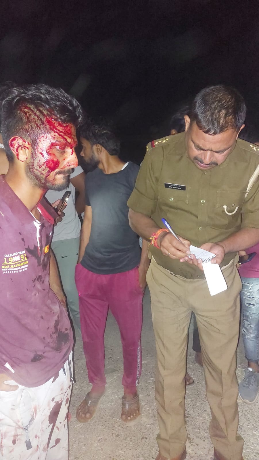 घायल से पूछताछ करते दरोगा घायल से पूछताछ करते दरोगा