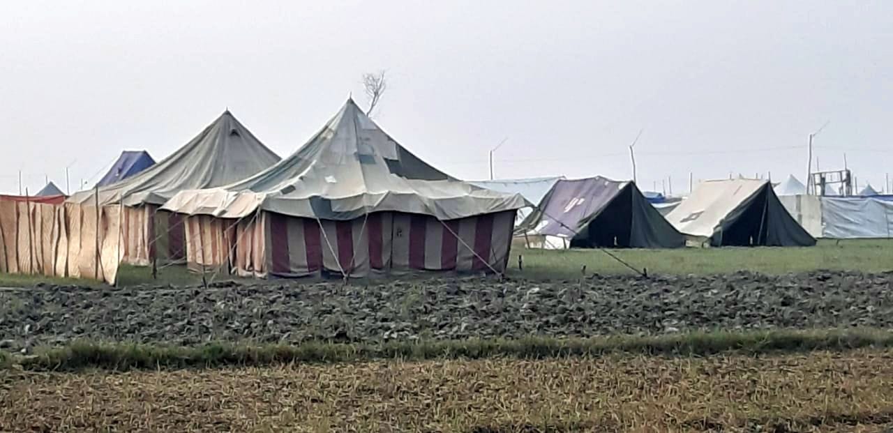 ककोड़ा मेला में गंगा तट पर बस रहा तंबुओं का शहर। संवाद