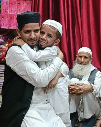 कैराना में शादी के बाद अपने छोटे भाई नईम के लगे लगते अजीम मंसूरी। कैराना में शादी के बाद अपने छोटे भाई नईम के लगे लगते अजीम मंसूरी।