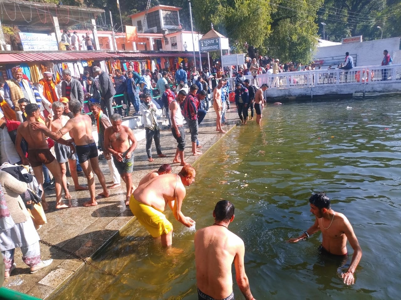 ेणुकाजी तीर्थ में हरि प्रबोधिनी एकादशी पर रेणुका झील में स्नान करते लोग। संवाद